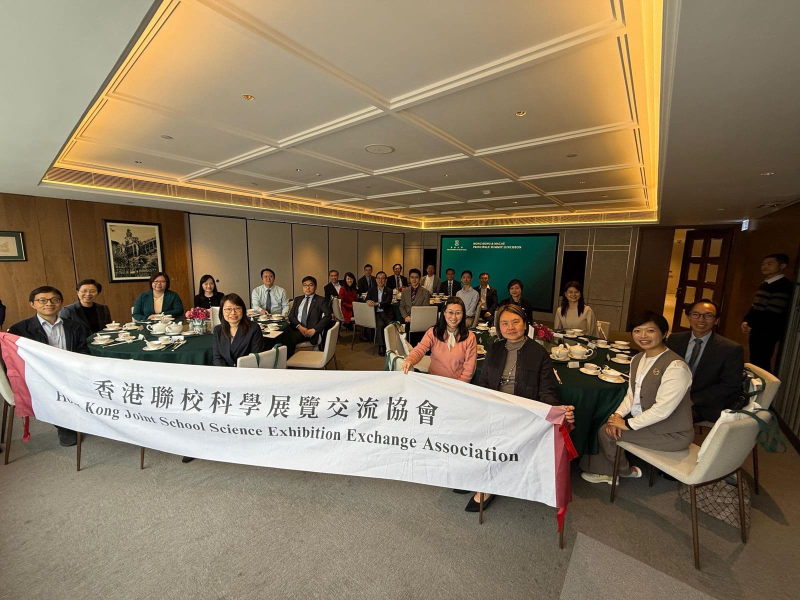Cover Image for 港大成功舉辦港澳校長高峰午宴 共譜教育合作新篇章